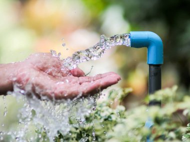 Bahçedeki suyu ellerimle suluyorum.