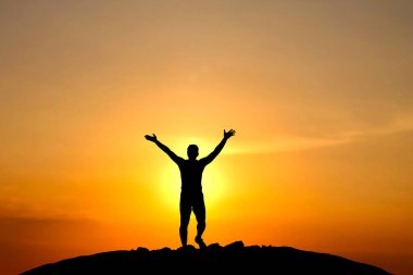 Günbatımının arka planında insan silueti.