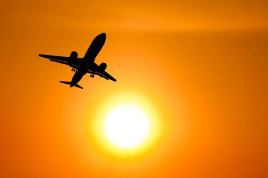 Gökyüzünde uçan uçağın silueti