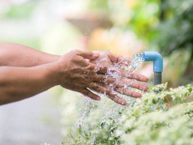 Bahçeyi su püskürten kadın.