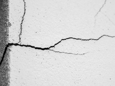 Beton duvardaki çatlak siyah boya.