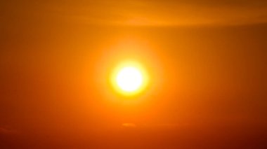 Parlak güneşli altın bir günbatımının büyüleyici görüntüsü, doğa ve manzara temaları için mükemmel..