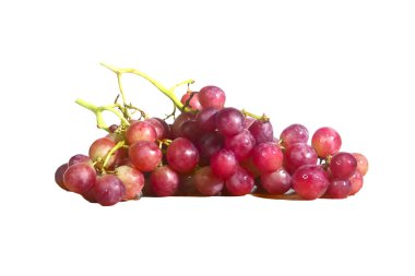 Beyaz arka planda izole edilmiş taze kırmızı üzüm kümesi canlı renklerini ve sulu dokularını sergiliyor..