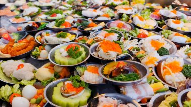 Pazarda taze deniz ürünleri ve sebzeler