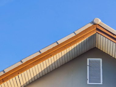 Mavi gökyüzü olan modern bir çatı.