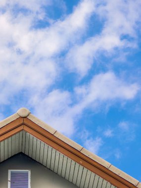 Mavi gökyüzü olan ev