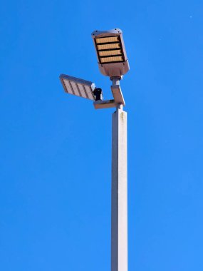 Mavi gökyüzü arkaplanındaki kamera.