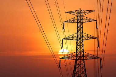 yüksek voltajlı elektrik hatları ve gün batımı