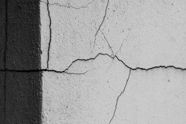 Eski çatlamış beton duvar