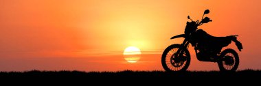Gün batımında motosiklet silueti..