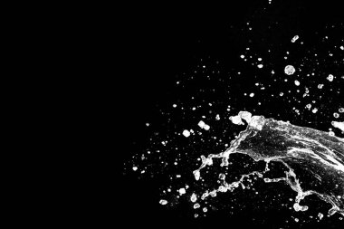 su sıçramalarına izole üzerinde siyah arka plan