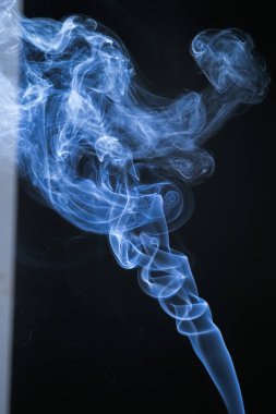 dumanı siyah arkaplanda