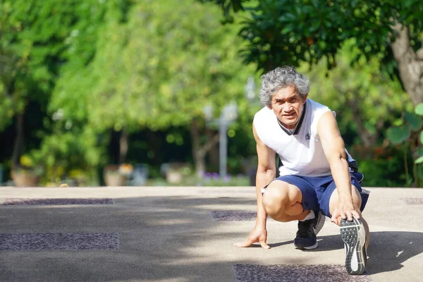 Homem Idoso Sorrindo Corredor Aquecendo Exercício Esticando Pernas Parque Boa — Fotografia de Stock
