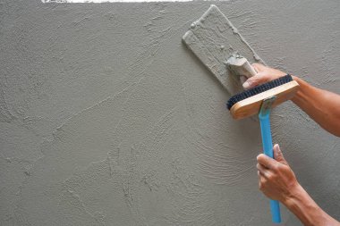 İnşaat alanındaki beton duvarı kopyalayan işçilerin eli, seçici odaklı.                                                                     