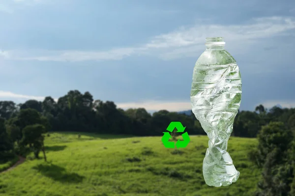 Ένα Διαφανές Άδειο Πλαστικό Μπουκάλι Συμπιέζεται Και Σύμβολο Ανακύκλωσης Φόντο — Φωτογραφία Αρχείου