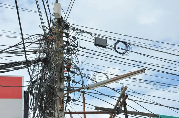 Fils Électriques Salissants Câbles Communication Câble Sur Lampadaire Dans Ville — Photo