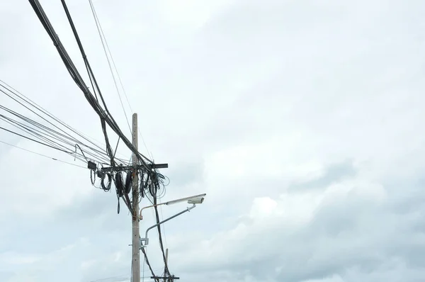 Fils Électriques Salissants Fils Communication Câble Sur Lampadaire Dans Ville — Photo