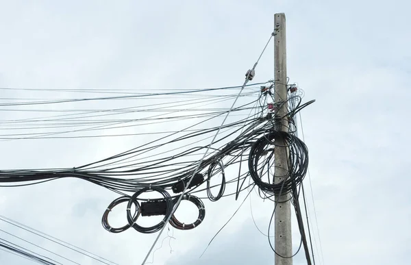 Fils Électriques Salissants Fils Communication Câble Sur Lampadaire Dans Ville — Photo