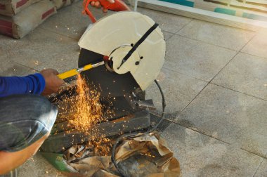 İnsan elle keskinleştirir beton matkap uçları öğütme makinesi, seçici odaklanma