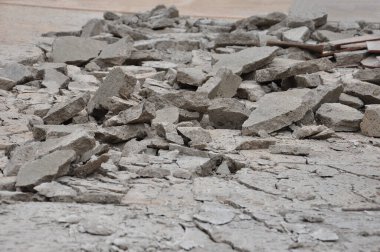 Arka planda kırık beton yığını, seçici odak