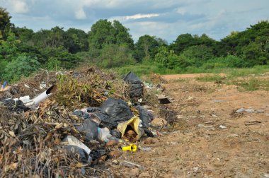 Hurdalıkta sıralanmamış çöp, seçici odak