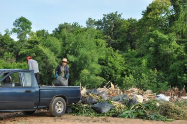 Hükümet tarafından sağlanan çöplük alanlarına çöp, yaprak, ağaç ve genel atıkların atılması (seçici odaklanma). Nan, Tayland 'ın kuzeyi