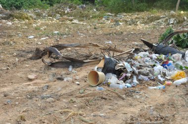 Hurdalıkta sıralanmamış çöp, seçici odak