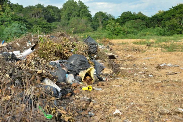 Σκουπίδια Που Δεν Ταξινομούνται Στην Αυλή Σκουπίδια Επιλεκτική Εστίαση — Φωτογραφία Αρχείου