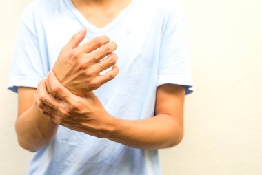 Bir erkek, otoimmün bozukluğun yol açtığı acı, uyuşukluk, zayıflık, felç konsepti Guillain barre sendromu olan kollarını destekler (kopyalama uzayı).)                                                   