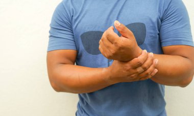 İşçi kollarını destekler (seçici odaklanma) hangi ağrı, uyuşukluk, zayıflık, Guillain barre sendromunun felç konsepti otoimmün bozukluktan kaynaklanır (kopyalama alanı))                                   