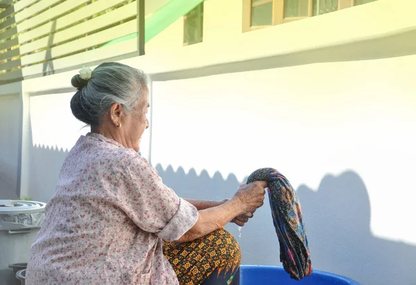 Uma Velha Mulher Mão Lavar Roupas Casa Atividade Vida Diária — Fotografia de Stock