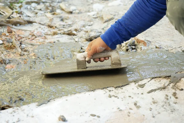 Mão Trabalhador Usando Betonilha Espátula Concreto Chão — Fotografia de Stock