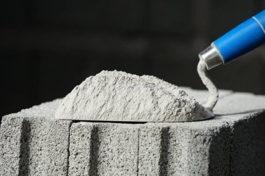 Mala havan topu yığını, tuğla bloklara konur, seçici odak                                                    