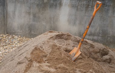 Kum yığını, kürek inşaat çalışmalarında kumu kepçelemek için kullanılır, seçici odaklanma                             
