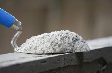 Şato üzerindeki havan topu yığını inşaat alanındaki tuğla blok bir duvara konmuş, seçici bir odak noktası.                                                                                                     