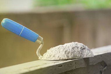 Şato üzerindeki havan topu yığını inşaat alanındaki tuğla blok bir duvara konmuş, seçici bir odak noktası.                                                                                                          