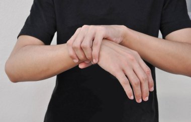 Bir erkek, otoimmün bozukluğun yol açtığı acı, uyuşukluk, zayıflık, felç konsepti Guillain barre sendromu (seçici odaklanma) olan kollarını destekler)      