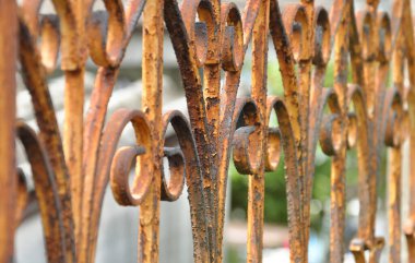 Eski paslı demir balkon işlemeli, seçici odaklı.