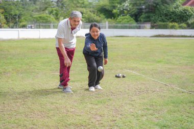 Aktif kıdemli çiftlerin sabahları Petanque atması, spor, spor, zihinsel tetikte olmaya yardımcı olmak ve yaşlılarda zihinsel gerileme, fiziksel sağlık ve toplum ilişkisinin etkilerini azaltmak.