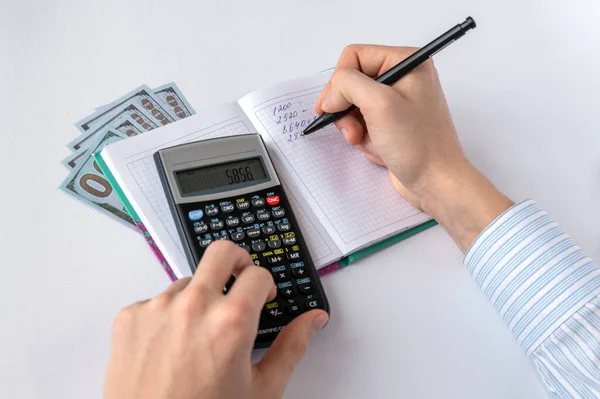Ręce Męskie Długopisem Notatnikiem Kalkulatorem Pieniędzmi Białym Tle Finanse Wewnętrzne — Zdjęcie stockowe