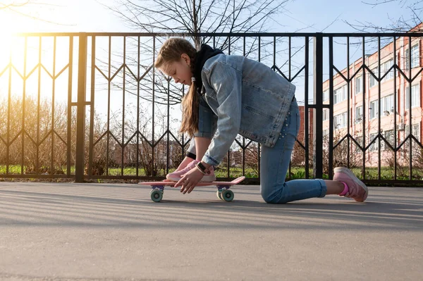 Beautiful Girl Denim Clothes Pink Sneakers Does Exercises Penny Board — Stock fotografie