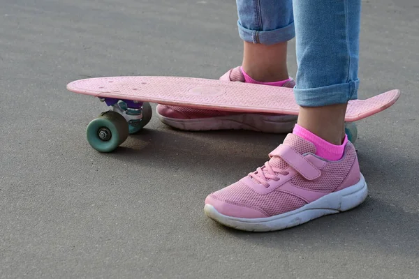 Detailní Záběr Nohy Dívka Skateboardista Modrých Džínách Růžové Tenisky Jízda — Stock fotografie