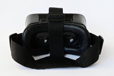 Beyaz arka planda fotokopi alanı olan sanal gerçeklik gözlükleri. Sanal oyun ya da video teknolojisi kavramı. Yakın plan.