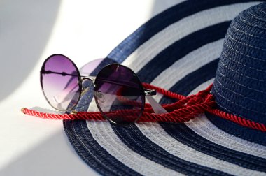 Yaz tatili için ürünler. Beyaz arka planda şapka ve güneş gözlüğü. Seyahat kavramı.