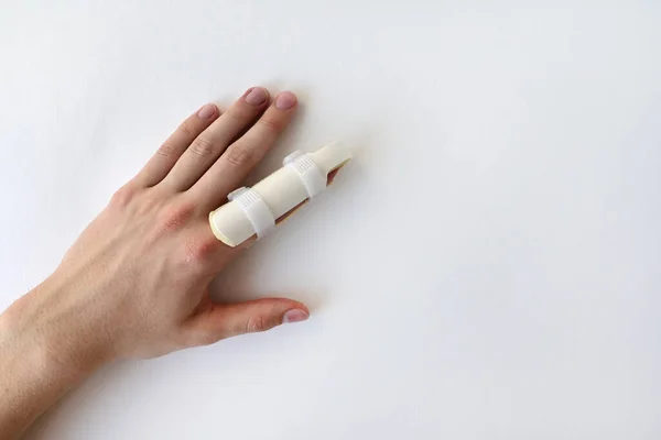 Medicinsk Spjälning Ett Brutet Finger Vit Bakgrund Medicinsk Hjälp Vid — Stockfoto