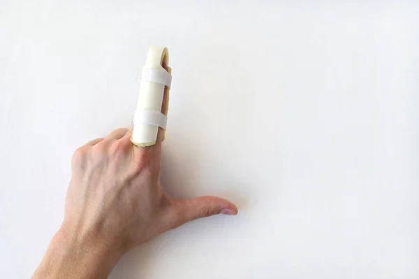 Medicinsk Spjälning Ett Brutet Finger Vit Bakgrund Medicinsk Hjälp Vid — Stockfoto