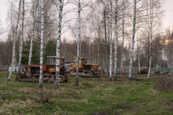 Старі Червоно Жовті Трактори Стоять Серед Дерев Відкритому Повітрі Фермі — стокове фото