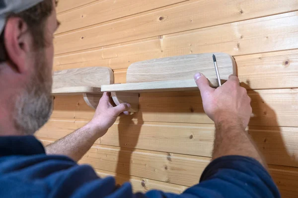 Handen Van Een Meestertimmerman Bevestigen Een Houten Plank Aan Muur — Stockfoto