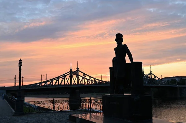 Paesaggio Urbano Bel Tramonto Sera Sul Argine Del Fiume Con — Foto Stock