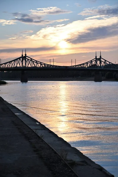 Городской Пейзаж Красивый Закат Вечером Набережной Реки Мостом Вертикальное Фото — стоковое фото